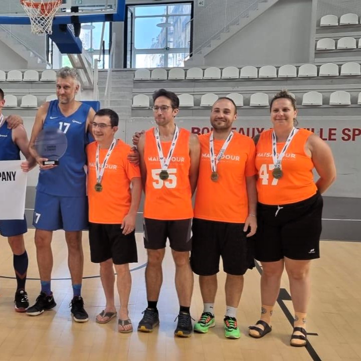 équipe de basket Maïsadour qui termine 3e avec la médaille de bronze aux jeux européens de sport en entreprise 2023