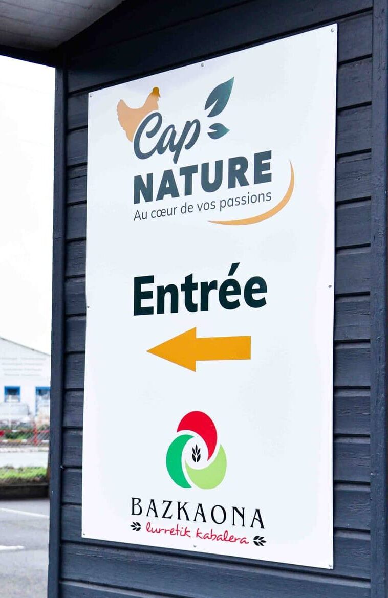 panneau d'indication de l'entrée du magasin CAP Nature Bazkaona