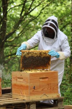 Nathalie Mousquez en tenue d'apiculteur