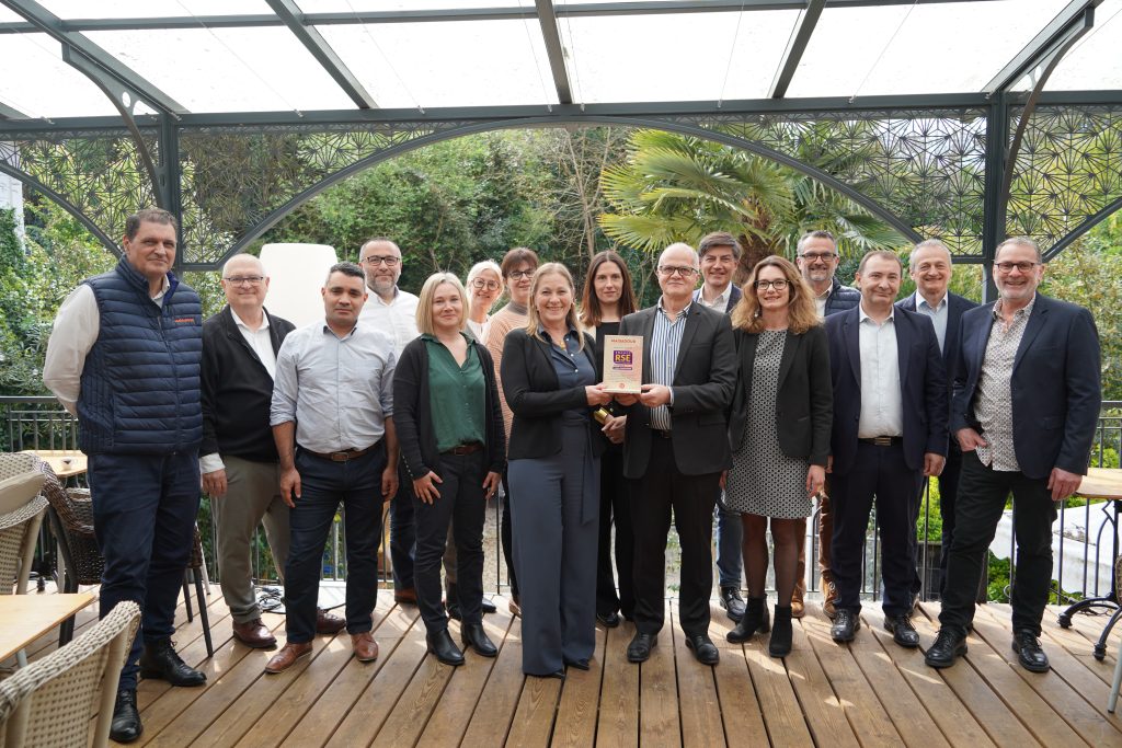 Equipe Maïsadour avec le trophée Label RSE Exemplaire