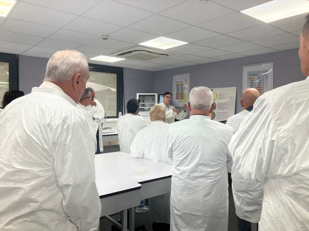 Visite des médaillés de l'ordre du mérite agricole au labo de biologie moléculaire de MAS Seeds